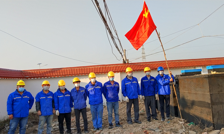 國宏集團黨員在一線進行污水處理站建設(shè)_副本.png