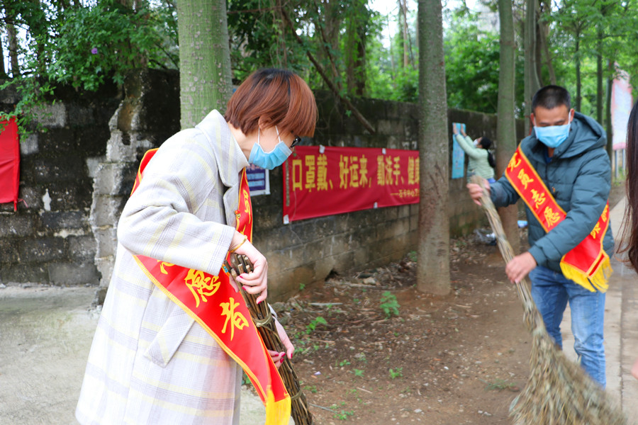 智鴻環(huán)保集團志愿者到白沙村開展服務活動