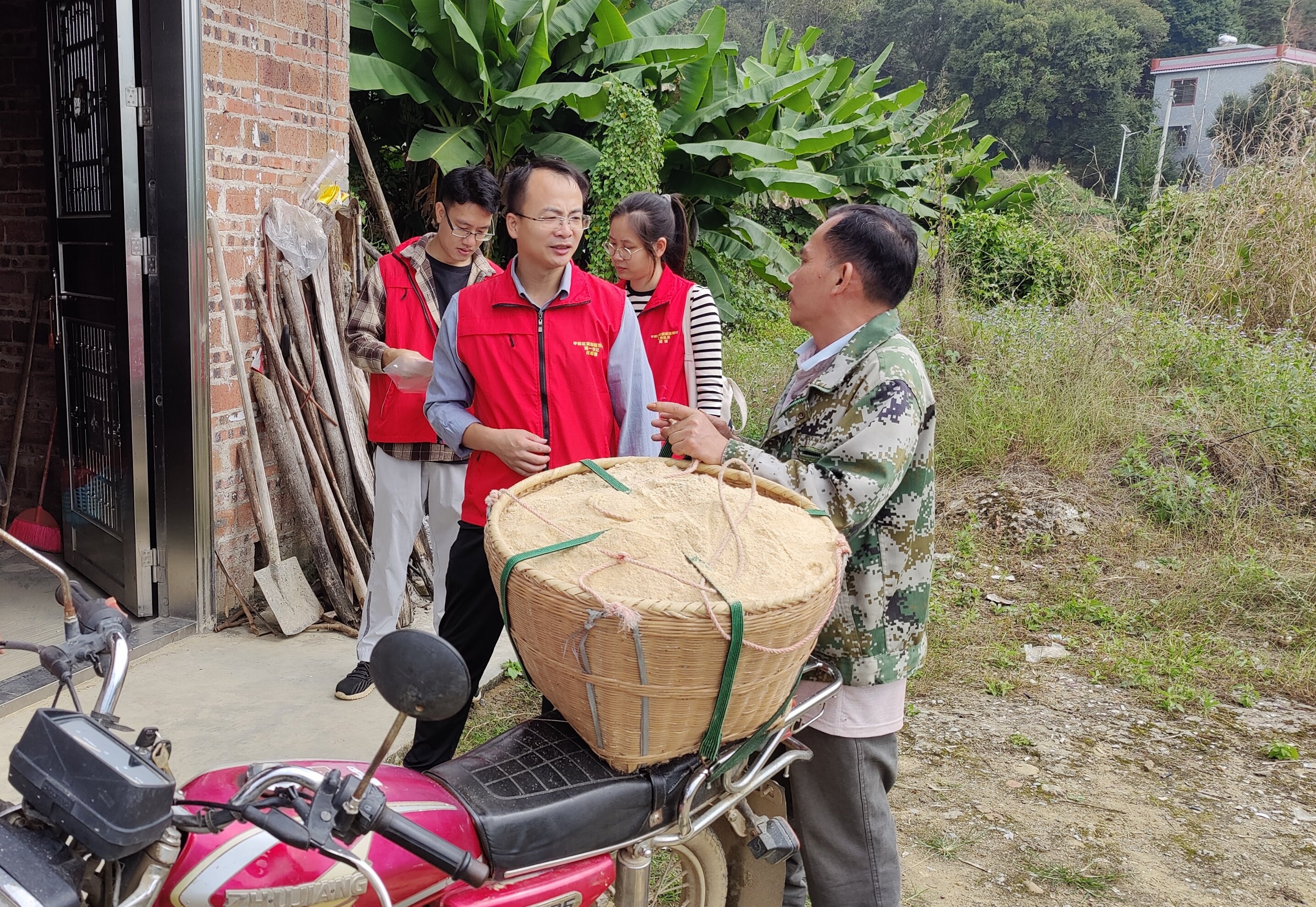 何壽康入戶走訪_副本.jpg
